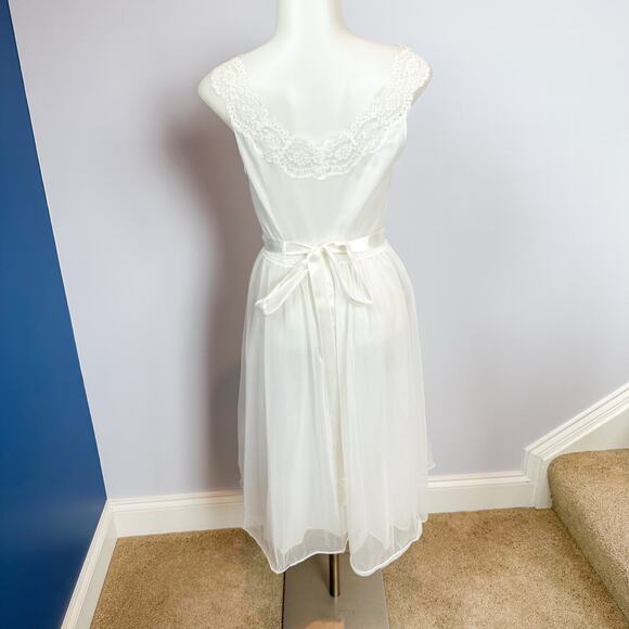 Vintage Vanity Fair White Ruffle Lace Bridal Robe & Slip Nightgown Set – XS (30) - Picture 8 of 14